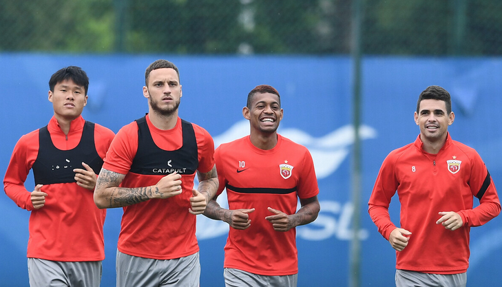 清晨上海久事临场应变塞维利亚围绕CBA常规赛绝杀压哨，今晨上海海港官宣签约看傻球迷